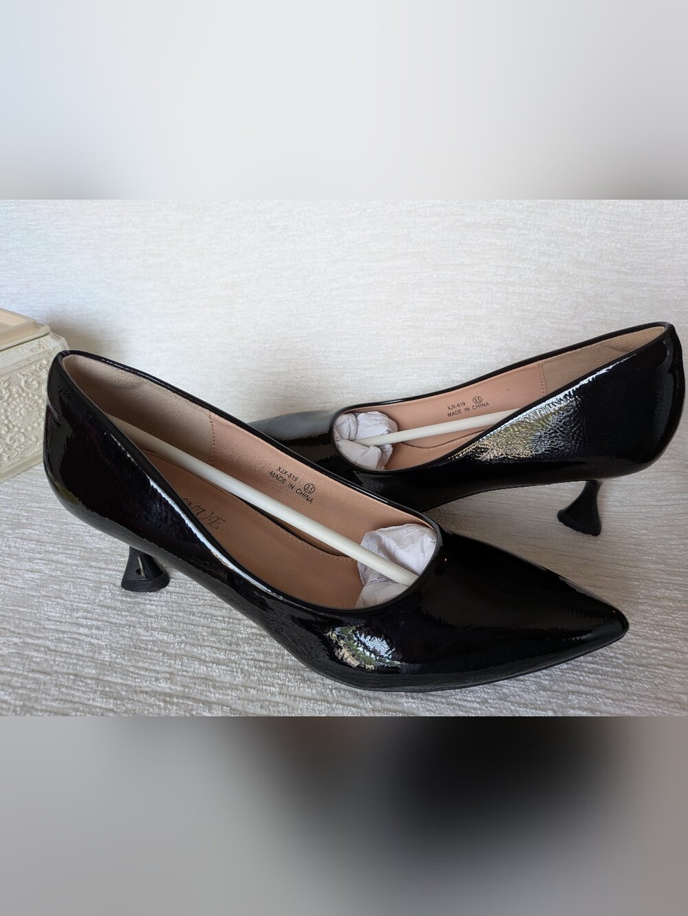 Women's 9.5 Black Shiny Pumps Pointed Toe Elongates The Legs Preloved
